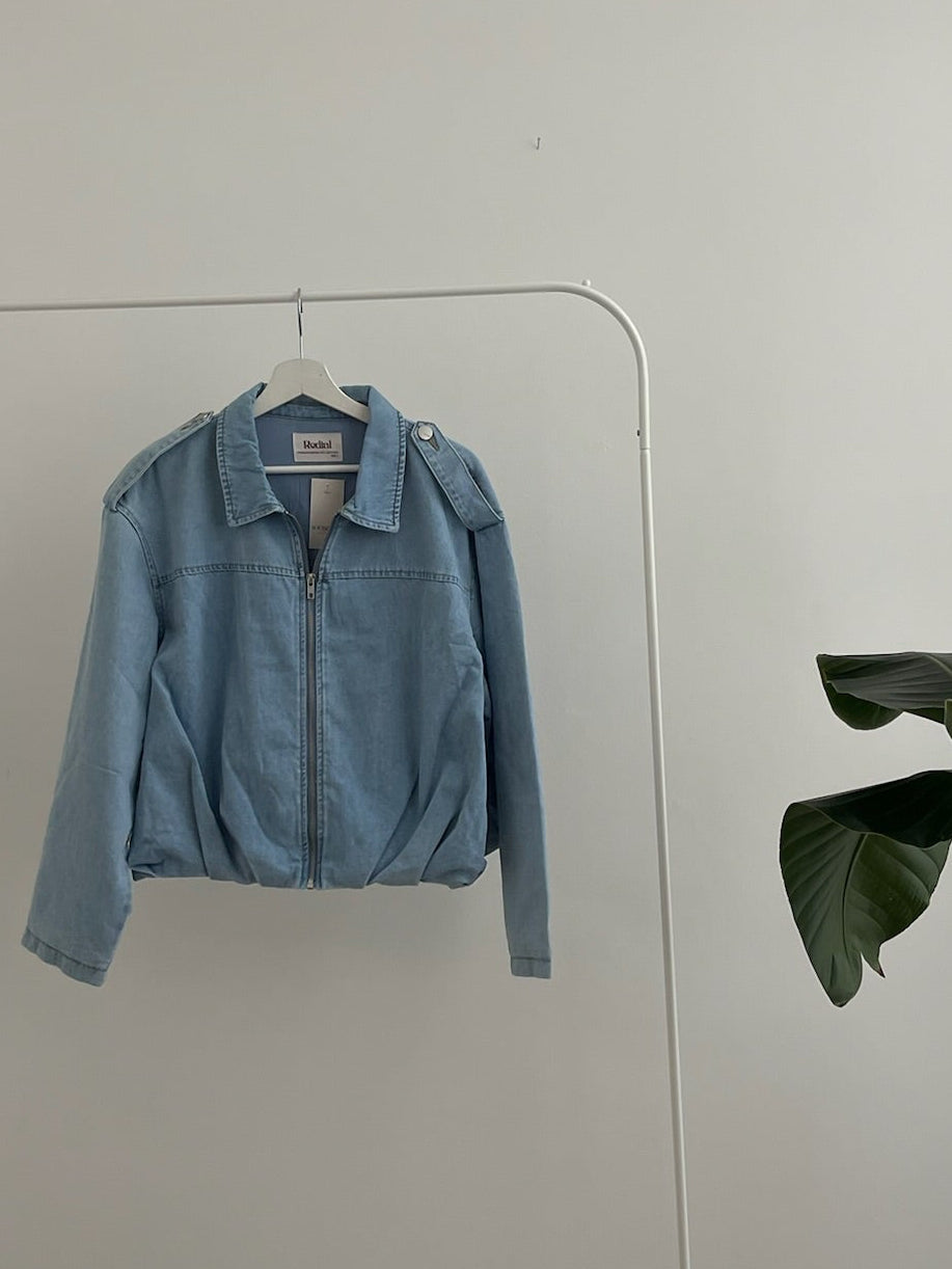 Jeansjacke Milla mit Reißverschluss hängend an Kleiderstange. Redial Jeansjacke.