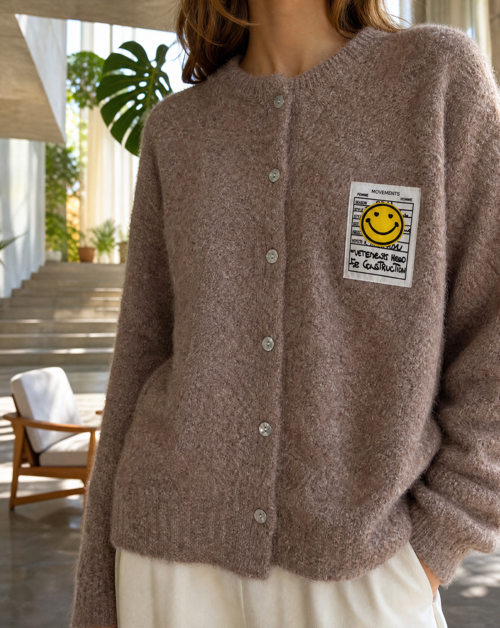Strickcardigan Teresa Taupe Tragebild Nahaufnahme