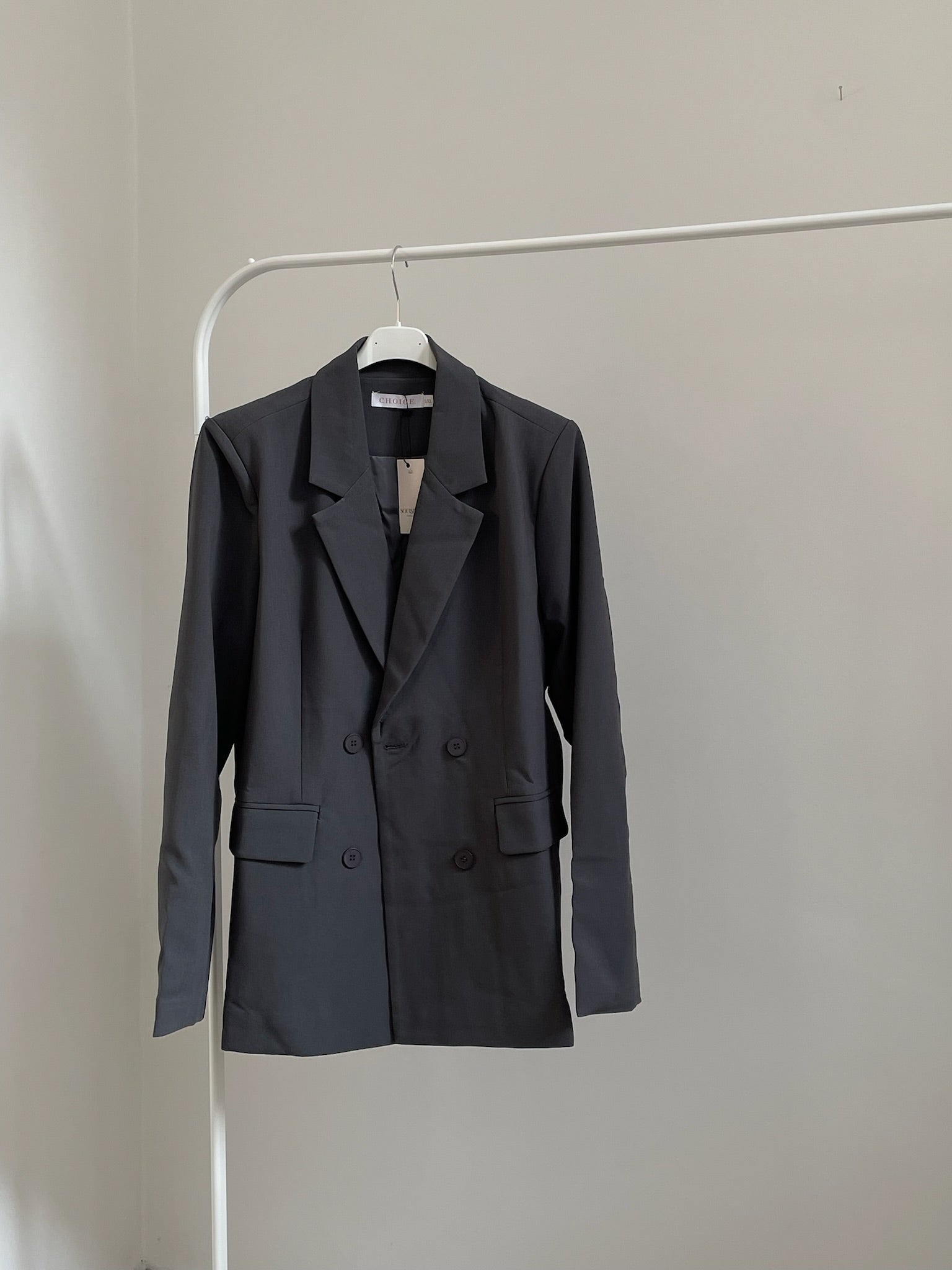 Blazer Abby Detail – Knöpfe und Schnitt des Damen-Blazers, soulsiders