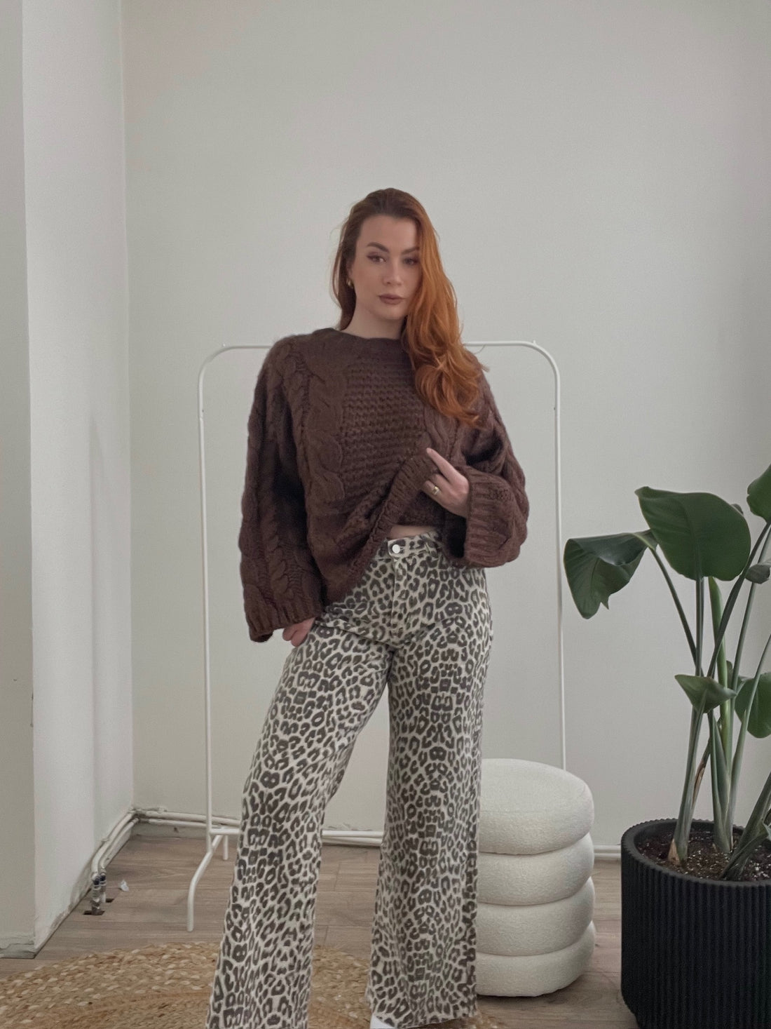 Wide Leg Leo von Model getragen – fließende Hose mit Leo-Muster, soulsiders