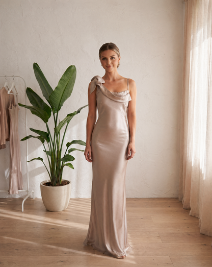 Kleid Riri Vorderseite in Champagner – elegantes Satin-Maxikleid, soulsiders