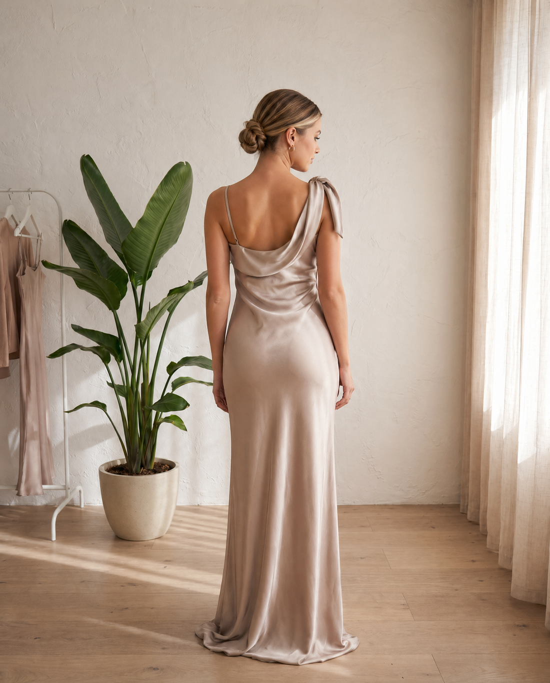 Kleid Riri Rückseite in Champagner – Satin-Maxikleid mit Drapierung, soulsiders