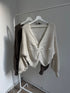 Pullover Knot von Model getragen – weicher V-Ausschnitt-Pullover, soulsiders