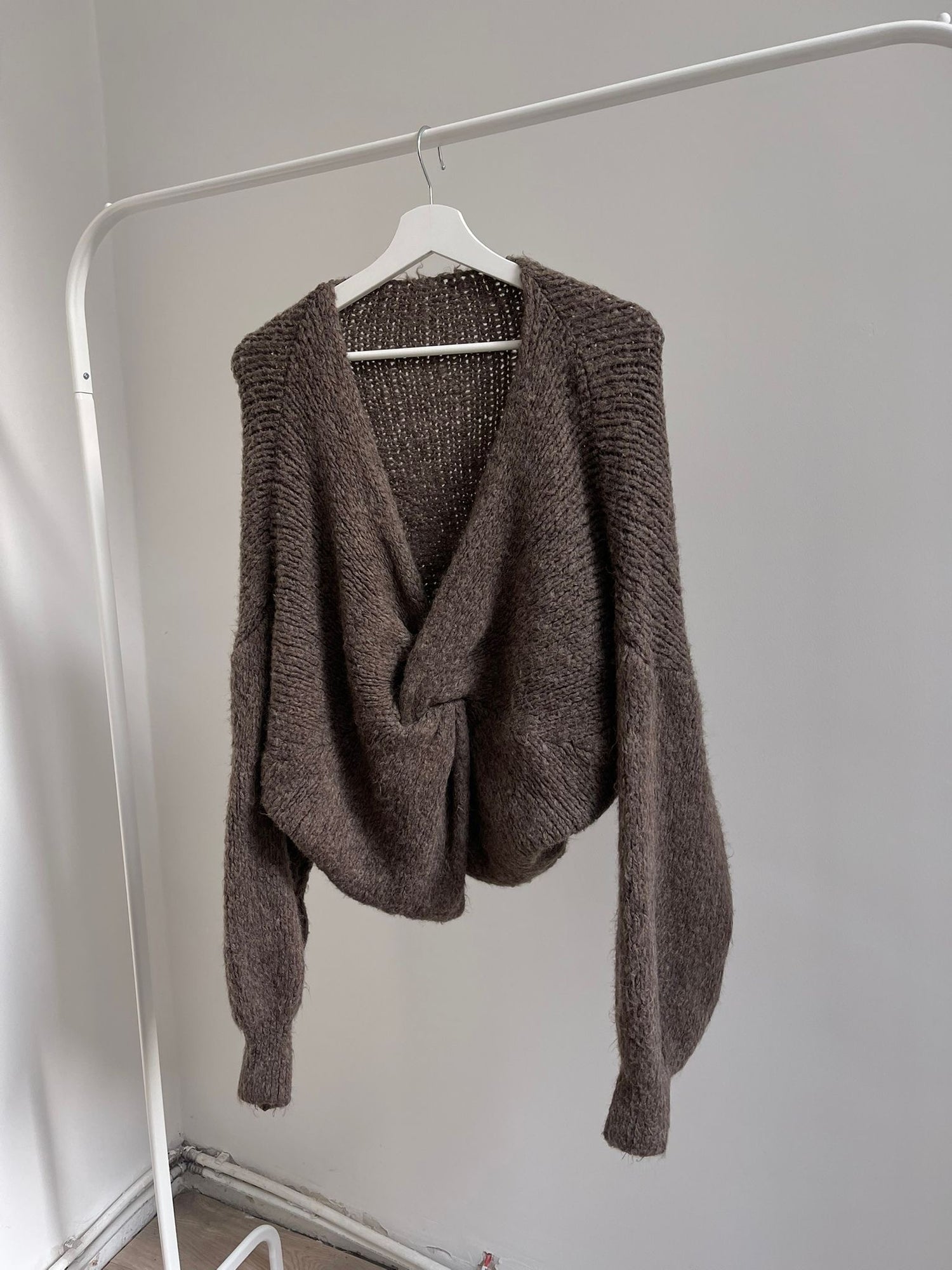 Pullover Knot – weicher Strickpullover mit Twist-Detail