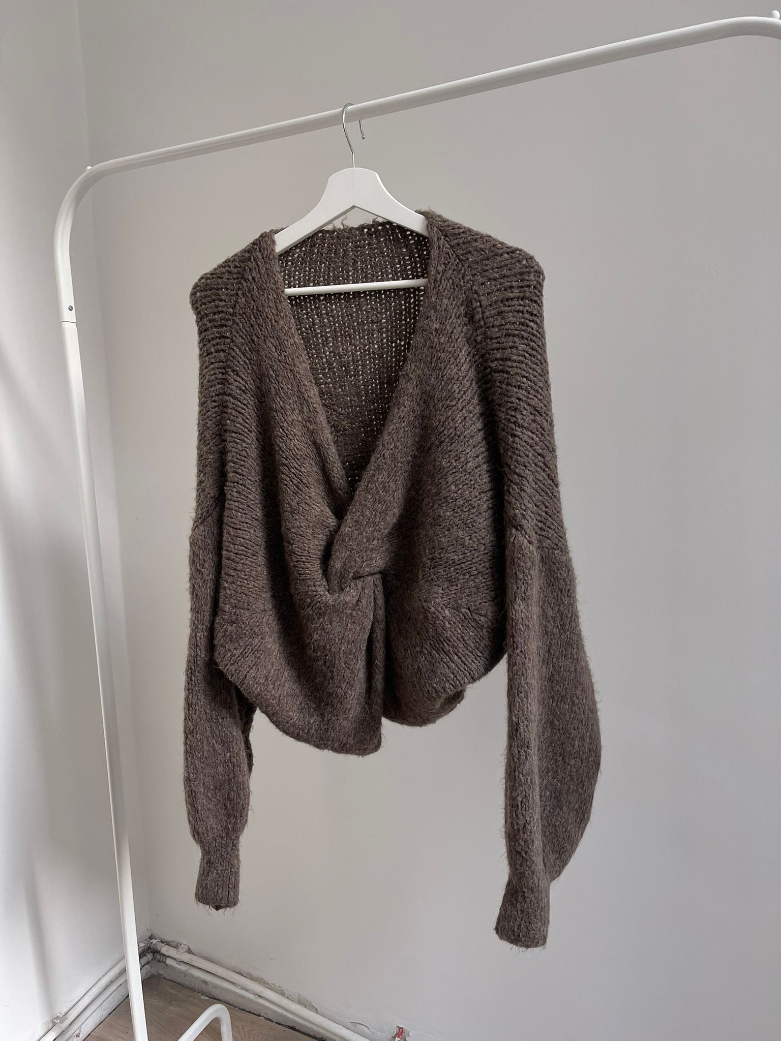 Pullover Knot – weicher Strickpullover mit Twist-Detail