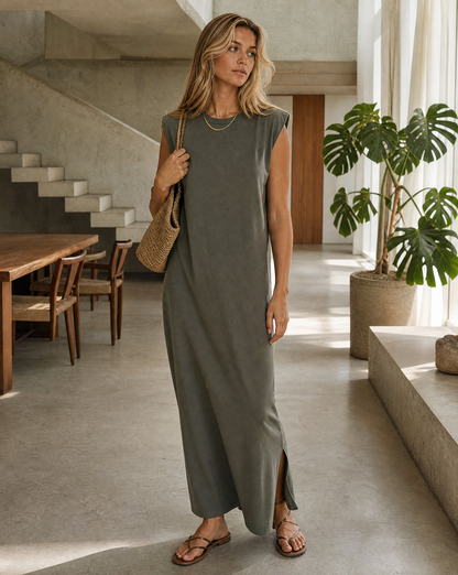 Jerseykleid Base Khaki getragen mit Strohtasche