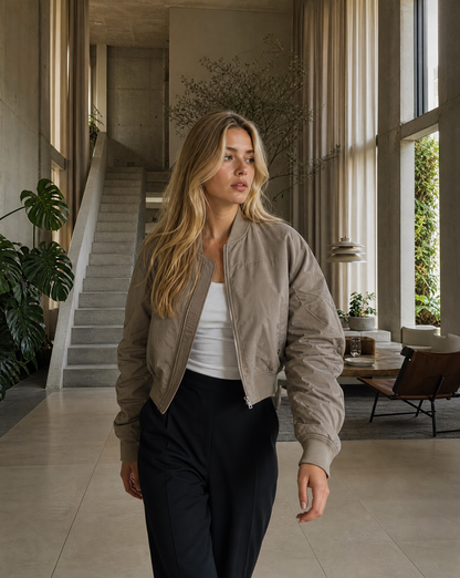 Bomberjacke Frida Taupe Tragebild 2