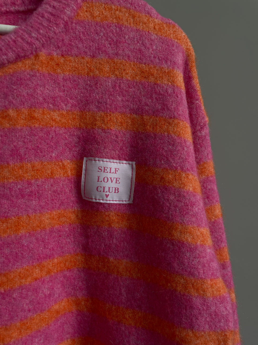 Cardigan SELF LOVE CLUB Detail – Selflove-Patch auf gestreiftem Cardigan, soulsiders